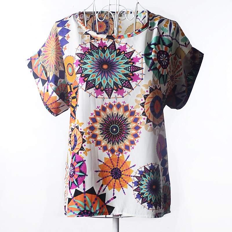 Zomers shirt Klara voor dames met levendige print, ruimvallend model, korte mouwen, ideaal voor dagelijks gebruik.
