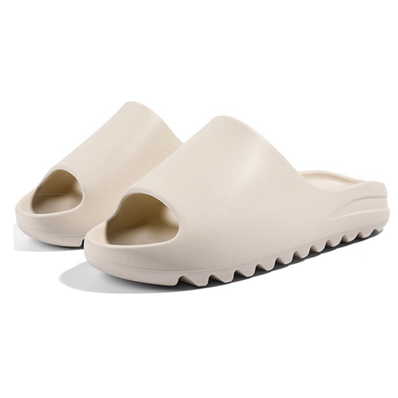 Zwarte zachte dames slippers, bieden ultiem comfort als huis slippers of trendy strand schoenen.