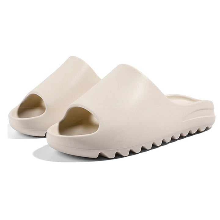 Zwarte zachte dames slippers, bieden ultiem comfort als huis slippers of trendy strand schoenen.