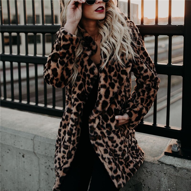 Casual, stijlvolle damesjas met warme luipaardprint en comfortabele capuchon. Een trendy fauxbont winterjas voor vrouwen.