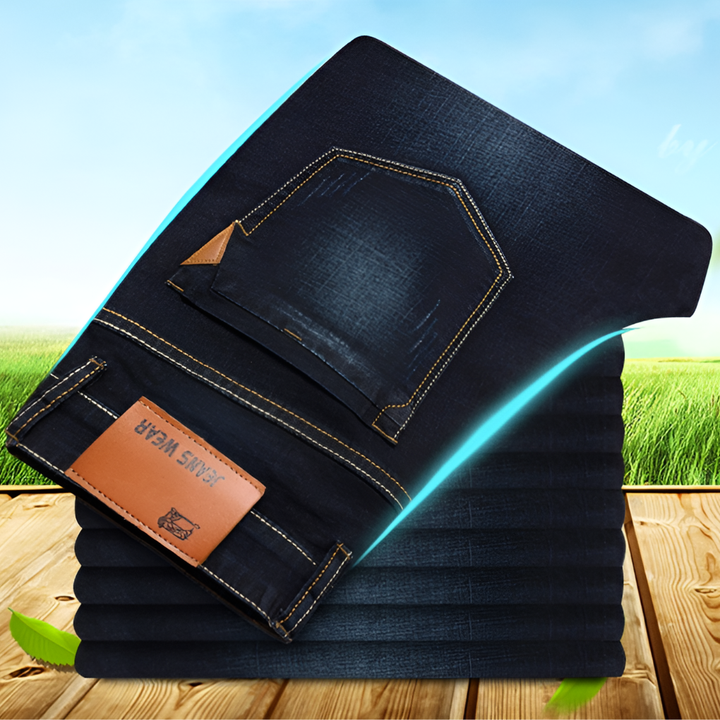 Model draagt klassieke heren jeans met rechte pijpen, comfortabel en modieus voor een dagelijkse uitstraling.