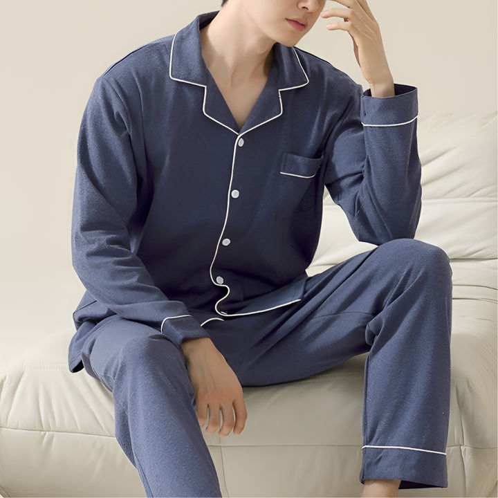 Stijlvolle herenpyjama van zacht katoen, perfect als comfortabele loungewear of nachtkleding voor thuis.