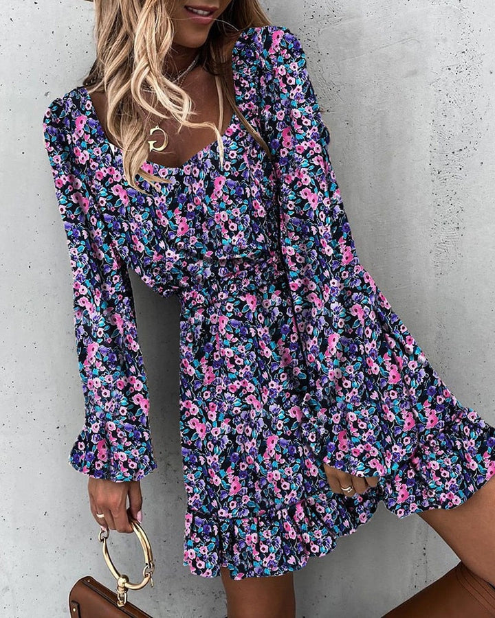 Zomerse bloemenprint minijurk met trendy vierkante halslijn en pofmouwen voor een casual, elegante look.