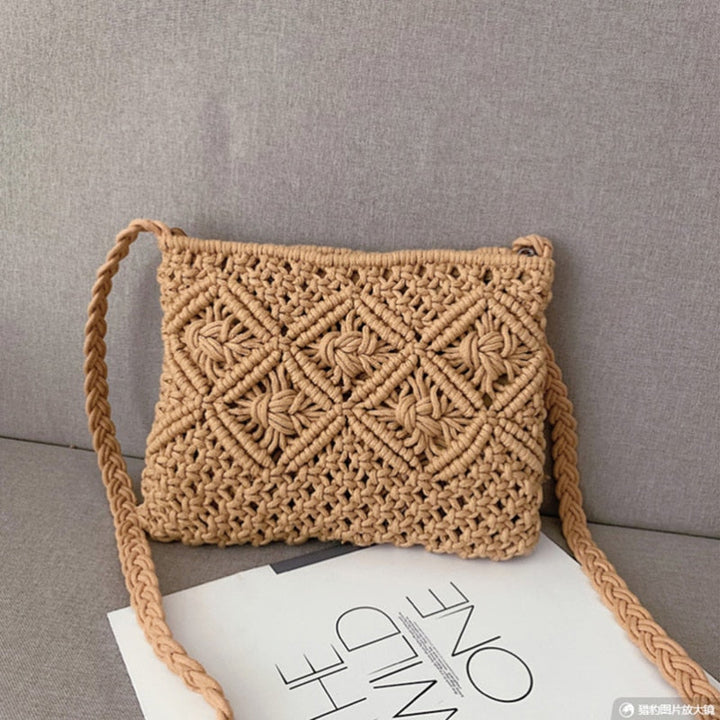 Stijlvolle dames schoudertas in beige geweven design, een must-have zomerse accessoire.