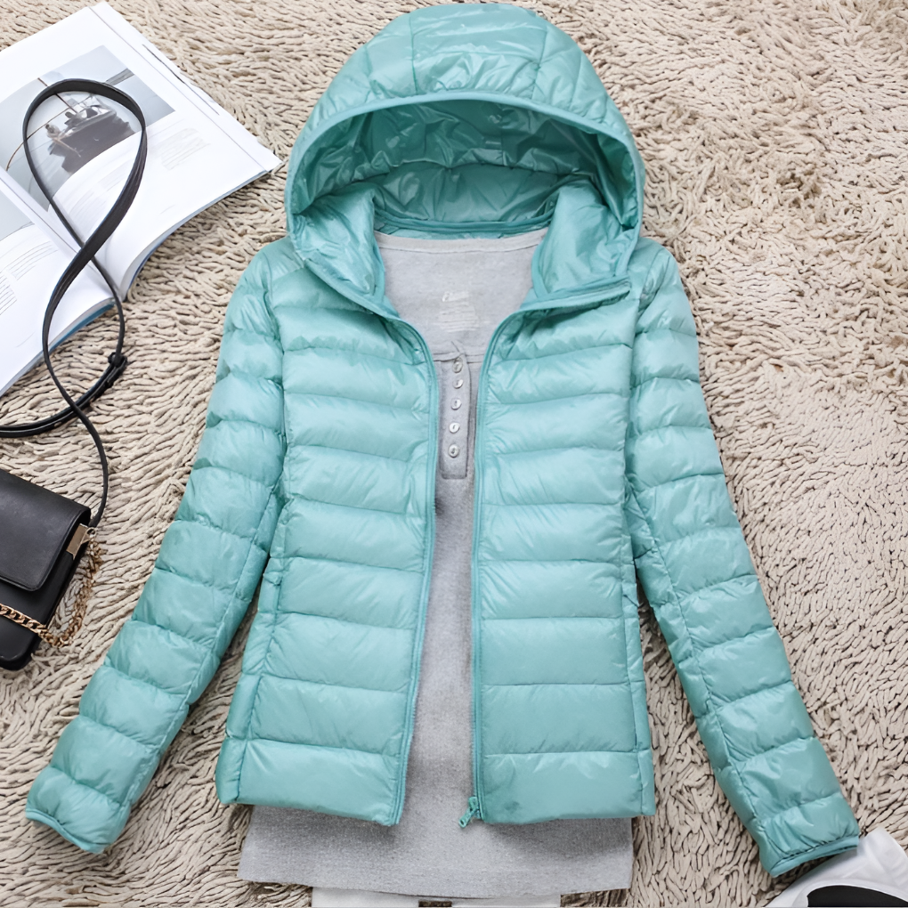 Lichtgewicht dames donsjas met capuchon, makkelijk opvouwbaar, perfect voor reiskleding en outdoor.