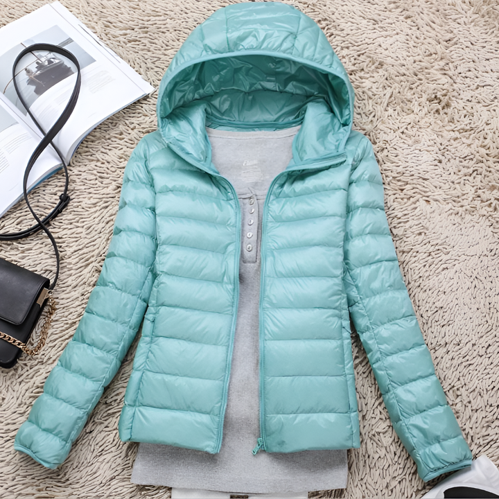 Lichtgewicht dames donsjas met capuchon, makkelijk opvouwbaar, perfect voor reiskleding en outdoor.