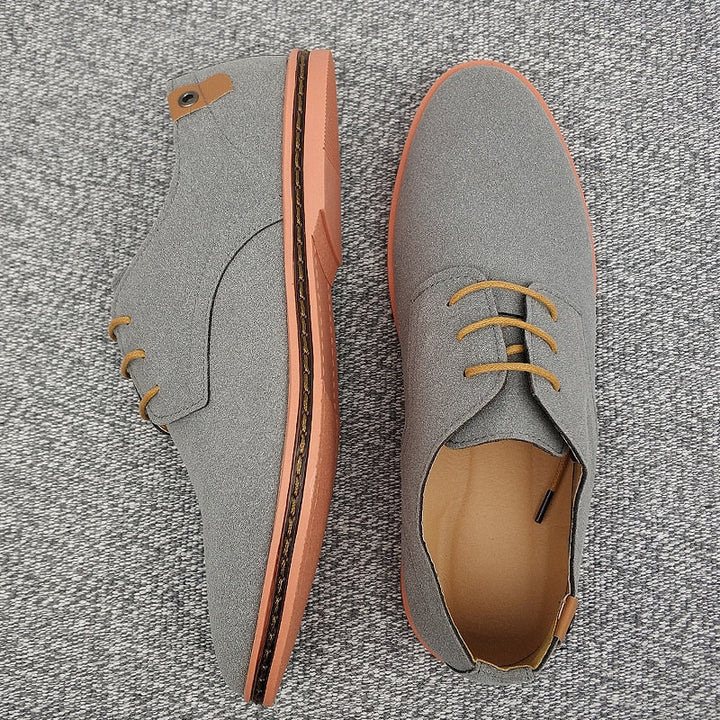 Close-up van Heren Otto Oxford schoenen aan de voeten, benadrukt de comfortabele pasvorm en tijdloze stijl.