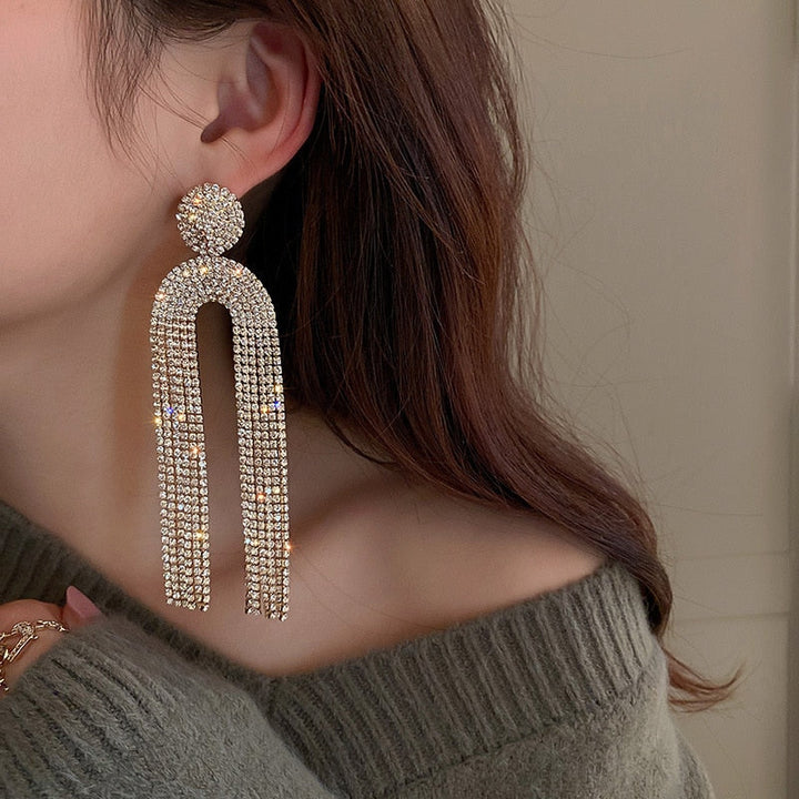 Zilverkleurige statement oorbellen voor dames, geschikt voor feestjes en speciale momenten.