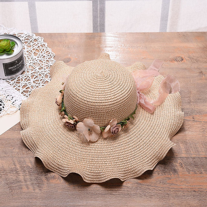 Stijlvolle dames zomerhoed van beige textiel met bloemen. Modieus accessoire dat elegant beschermt tegen de zon.