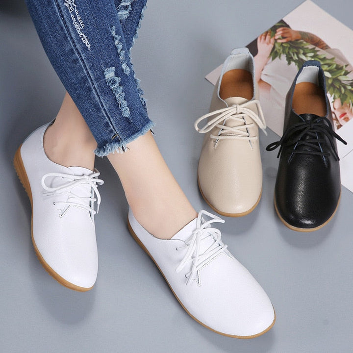 Trendy LottjesSneaks damessneakers in beige, zwart en wit; de ideale elegante casual modieuze schoen.