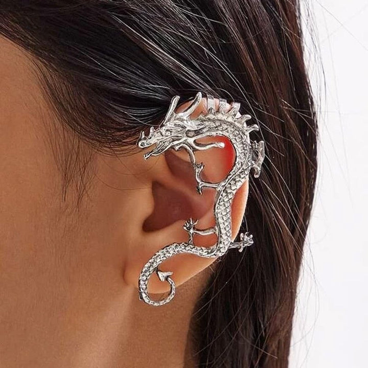 Verzilverde drakenoorbellen Nysa voor dames, met mystieke uitstraling. Unieke statement sieraden.