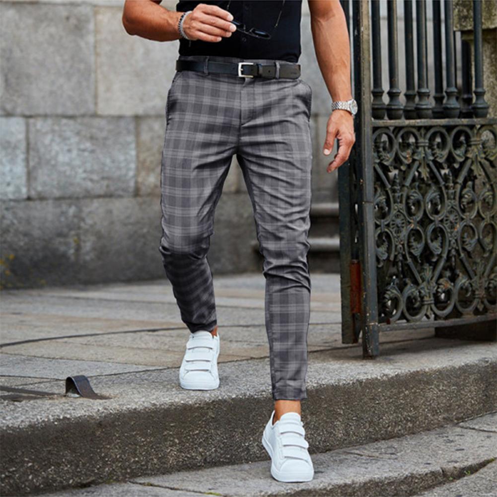 Blauwe slim fit heren chino, comfortabel en modieus. Ideaal voor een trendy, casual of smart-casual look.