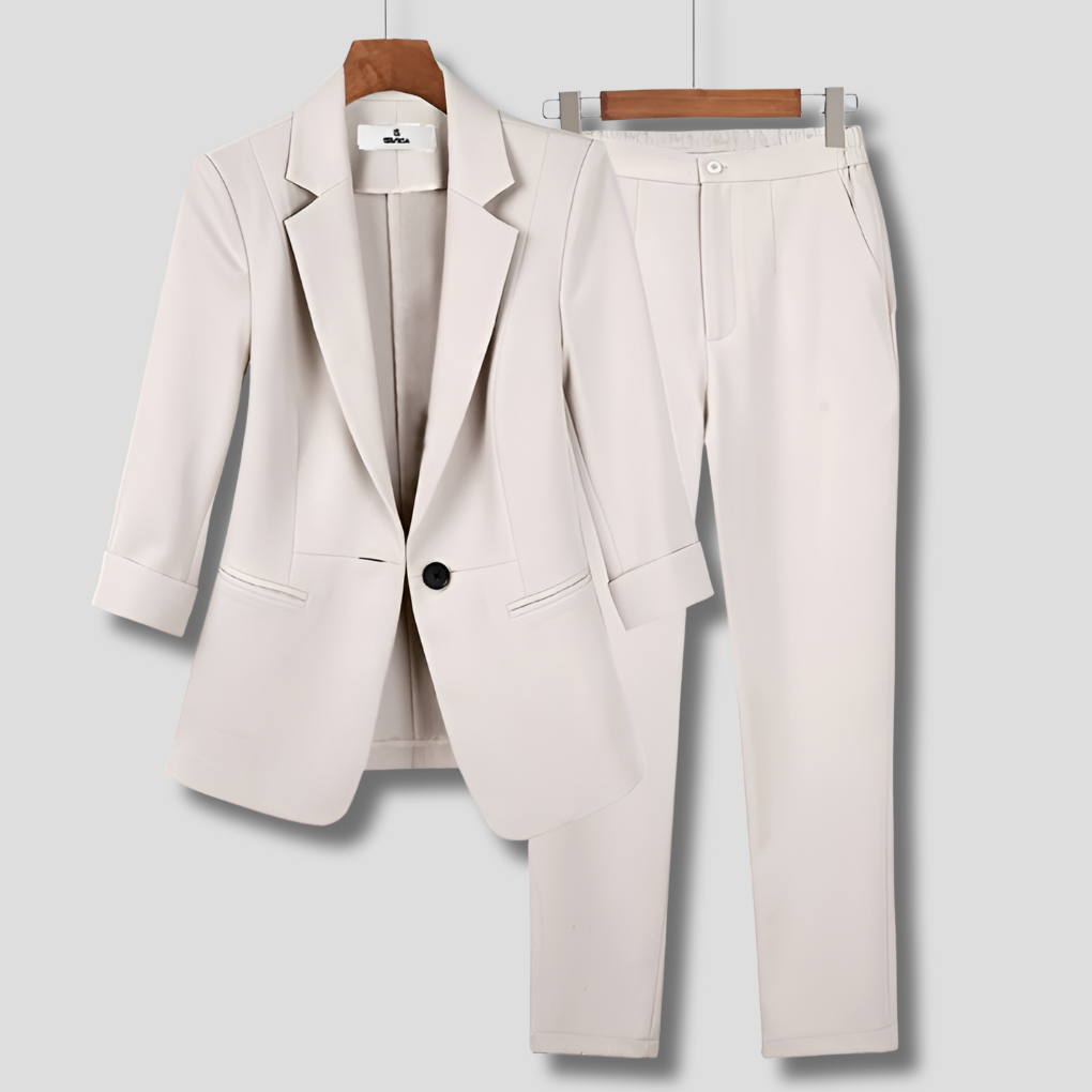 Zakelijk dames pak bestaande uit een chique blazer en bijpassende broek. Perfect als professionele kantooroutfit.