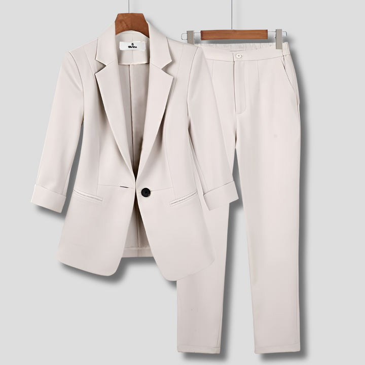 Zakelijk dames pak bestaande uit een chique blazer en bijpassende broek. Perfect als professionele kantooroutfit.