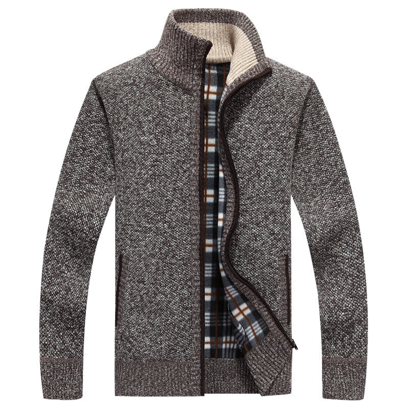 Detail van het comfortabele heren vest met warme voering. Stijlvolle casual wintermode kleding.