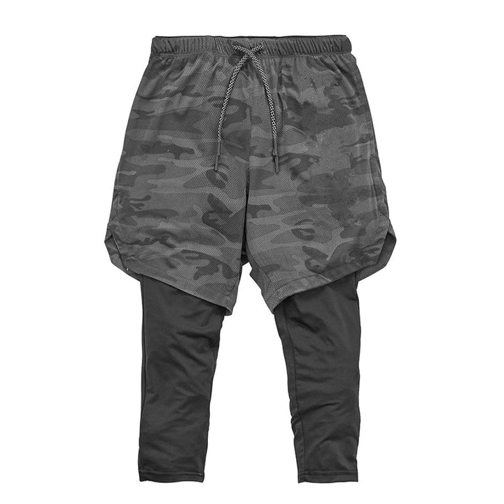 Man traint intensief in heren trainingbroek met camouflage print. Ideaal voor fitness en diverse sportactiviteiten.