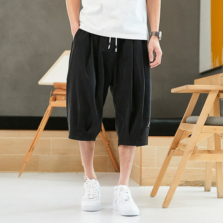 Zwarte heren jogger shorts met trekkoord, sportief en streetwear-geïnspireerd. Perfect voor een relaxte look.
