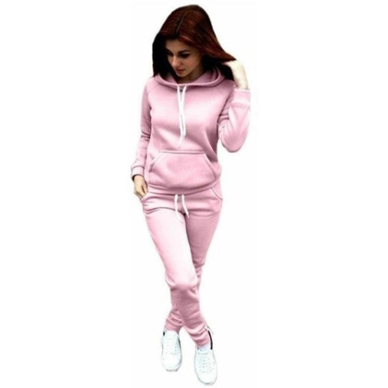 Sportief dames trainingspak CuteSuit, comfortabel voor trainingen, wandelingen of actieve dagen.