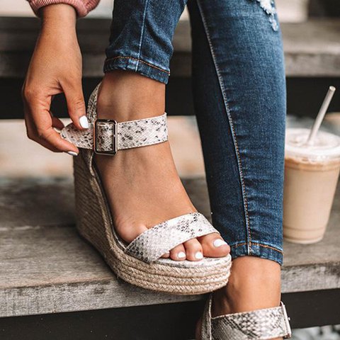 Dames orthopedische sleehakken met verstelbare gesp, bieden comfort en stijl voor zomerse dagen.