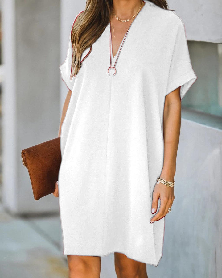Dames zomerjurk met V-hals, lichtgewicht en modieus. Combineert comfort met een eigentijdse stijl.