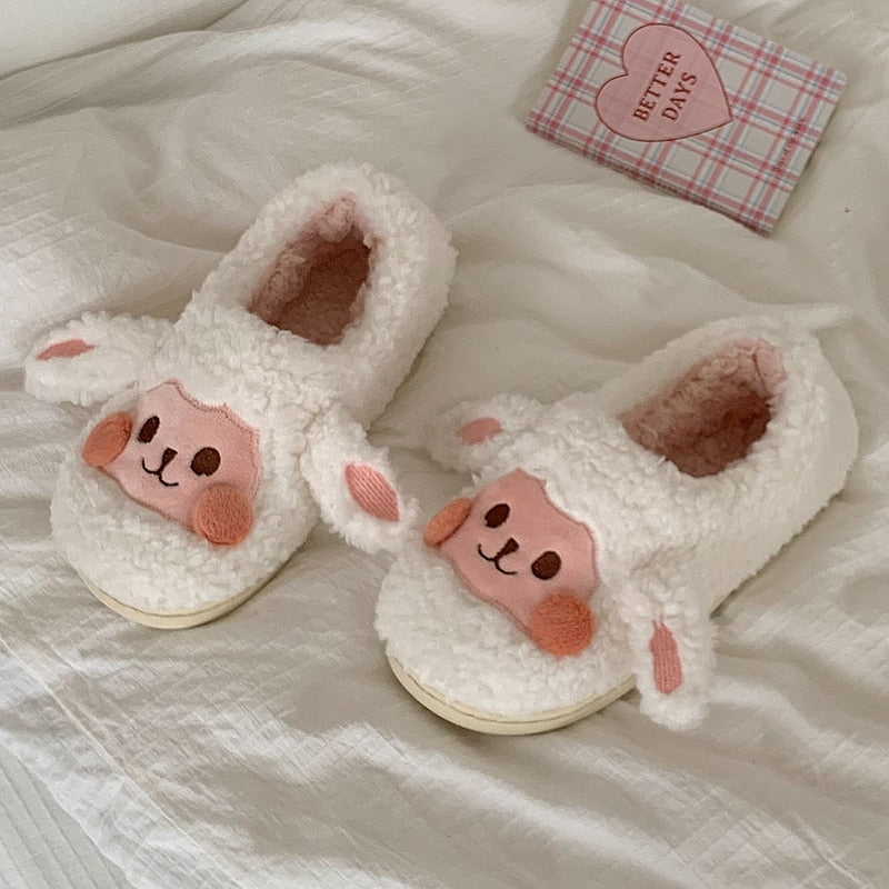 Zwarte fluffy sloffen in dierendesign. Comfortabel, warm en antislip. Ideaal voor de winter.