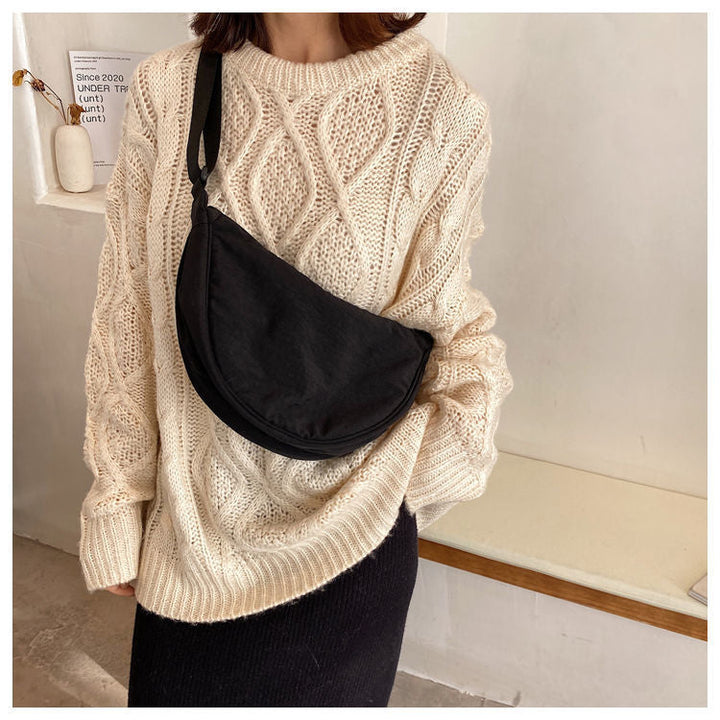 Elegante damestas Luna: compacte crossbodytas in halvemaanvorm, perfect voor dagelijks gebruik.