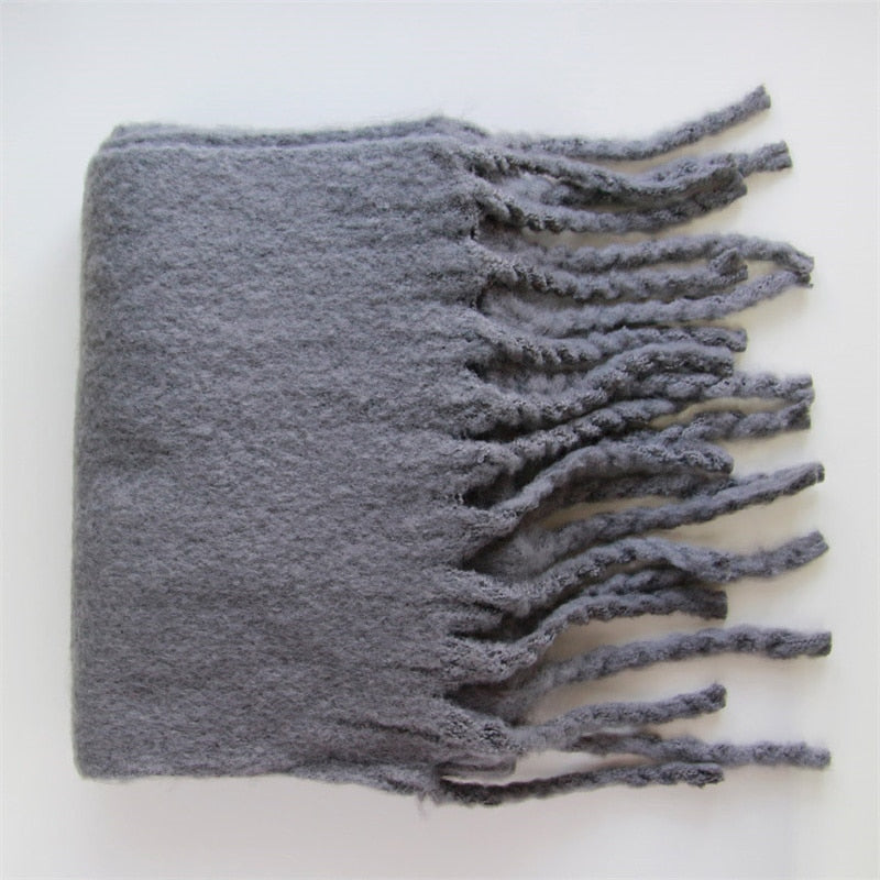 Modieuze dames wollen sjaal, een onmisbaar winter accessoire. Warme wol voor comfort.