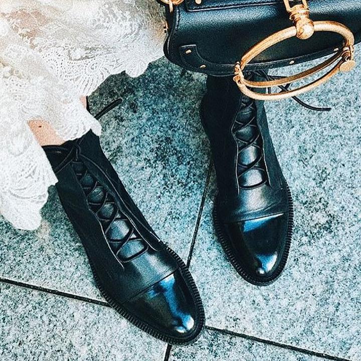 Zijaanzicht van Marvella vintage dames enkellaarzen, met focus op de stijlvolle vorm en details.