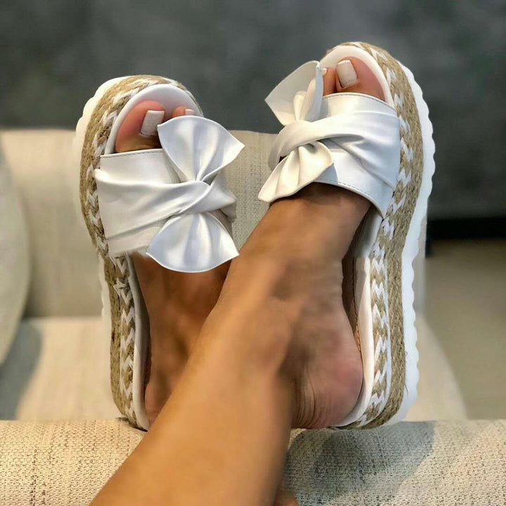 Witte Sinda dames plateau sandalen, hip en vrolijk. Comfortabele zomersandalen, ideaal voor elke zomeroutfit.
