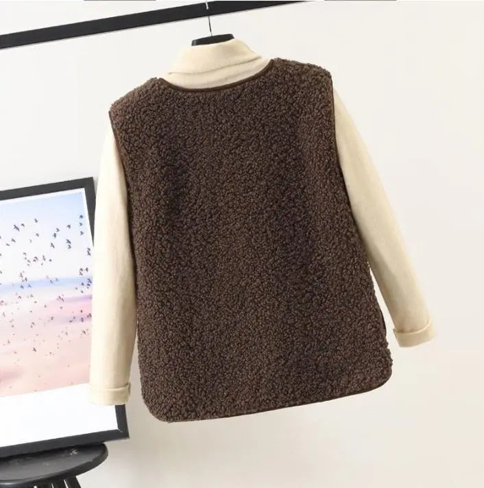 Mouwloos damesvest Cassandra van fleece in stijlvol beige, perfect voor lagen en warmte in de wintermode.