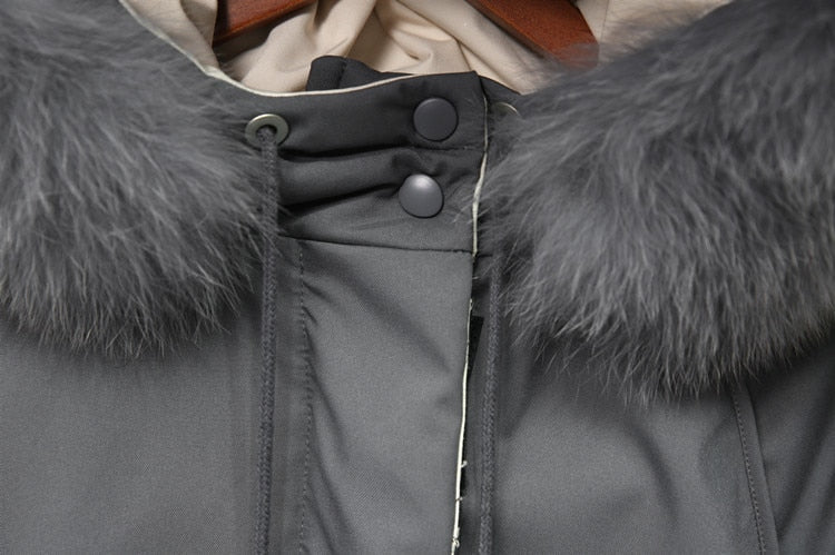 Zwarte elegante dames thermojas, comfortabele winterjas met een modieuze uitstraling.