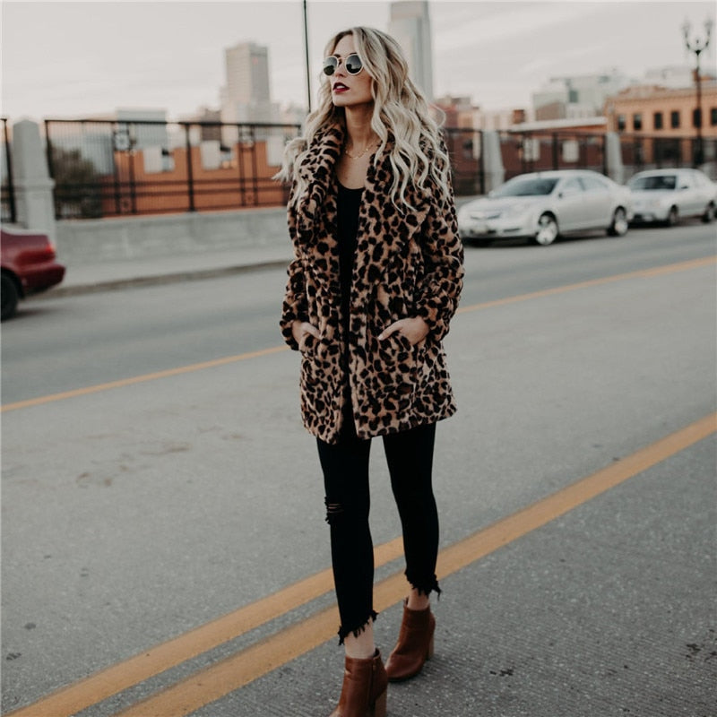 Trendy dames winterjas met luxe luipaardprint en zachte fauxbont. Perfect als stijlvolle en warme bovenkleding voor vrouwen.