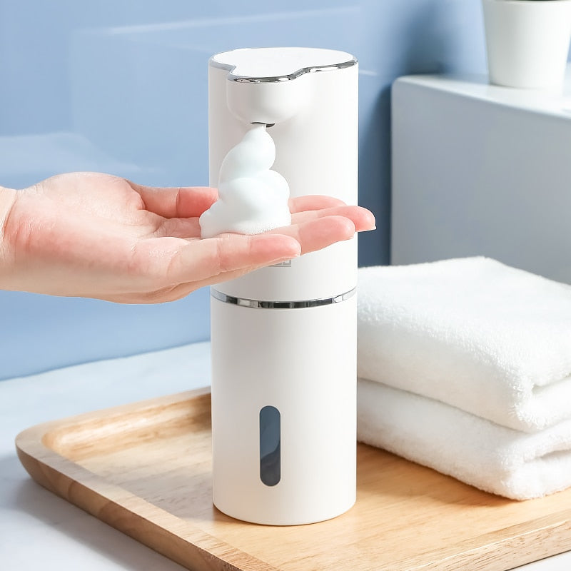Stijlvolle automatische schuim zeepdispenser, oplaadbaar en contactloos, een moderne toevoeging aan elke badkamer.