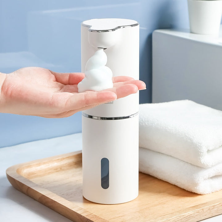 Stijlvolle automatische schuim zeepdispenser, oplaadbaar en contactloos, een moderne toevoeging aan elke badkamer.