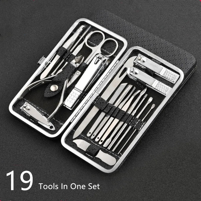 Compacte reis set voor nagelverzorging. Gesloten 19-delige manicureset in zwarte hoes voor dames & heren.