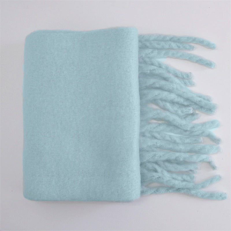 Stijlvolle en warme wollen sjaal, speciaal voor dames in de winter. Comfortabel en modieus.