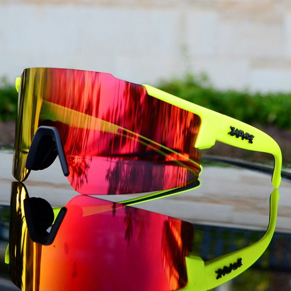Veelzijdige sportbril Veloshade voor fietsen, hardlopen en buitensport, met spiegelglas en effectieve UV-bescherming.