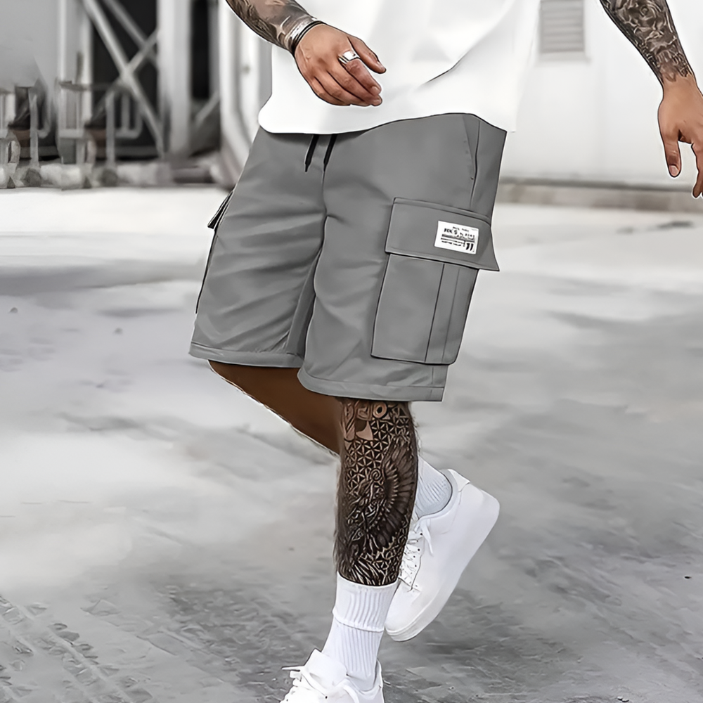 Grijze katoenen heren cargoshort, perfect als comfortabele outdoor of strandkleding voor de zomer.