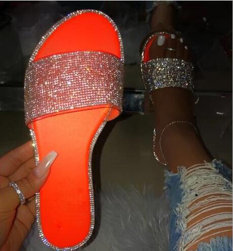 Zomerschoenen: glitter damesslippers met open teen, perfect voor een casual of chique look.