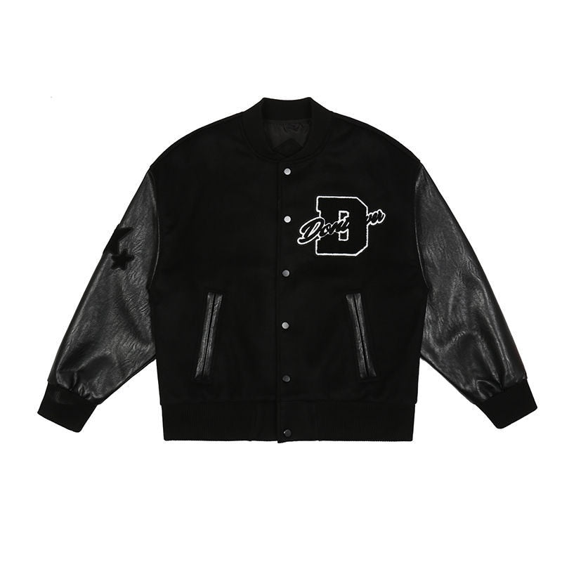 Man draagt heren baseball jack, toont casual Amerikaanse stijl, warmte en comfortabele bovenkleding.