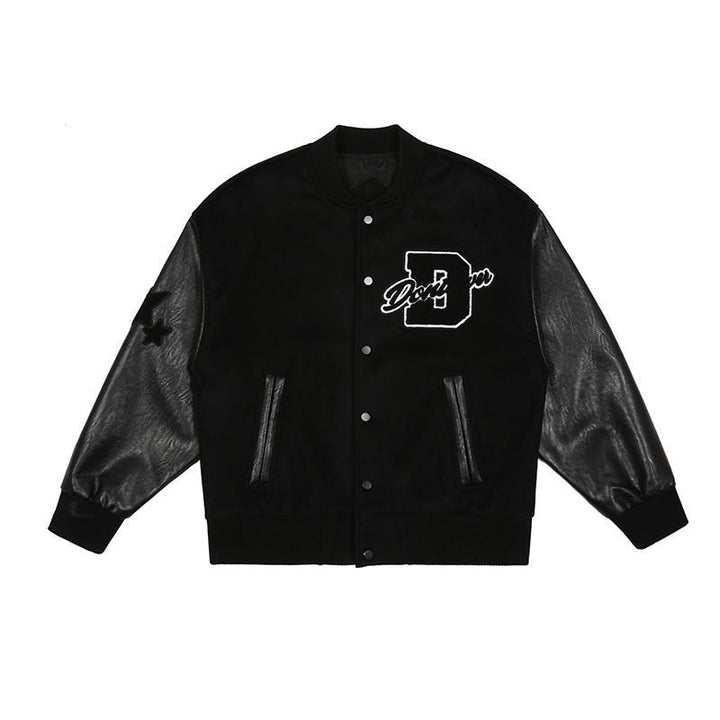 Man draagt heren baseball jack, toont casual Amerikaanse stijl, warmte en comfortabele bovenkleding.