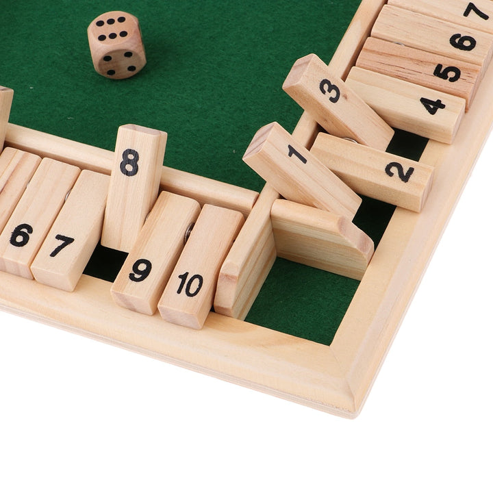 De speldoos van het gezellige familiespel dobbelspel. Plezierig gezelschapsspel voor urenlang vermaak.