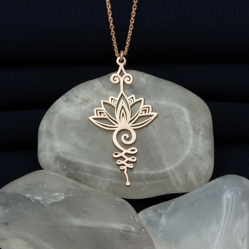 Roségoudkleurige lotus hanger damesketting. Elegant cadeau voor haar, prachtig vrouwelijk bloem sieraad.