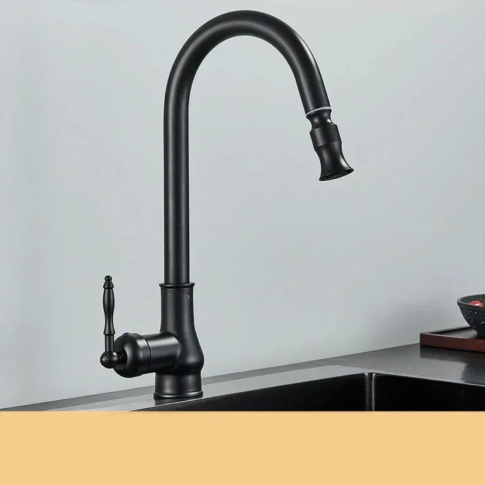 Antiek messing keukenkraan, vintage stijl, met draaibare uitloop voor warm en koud water.