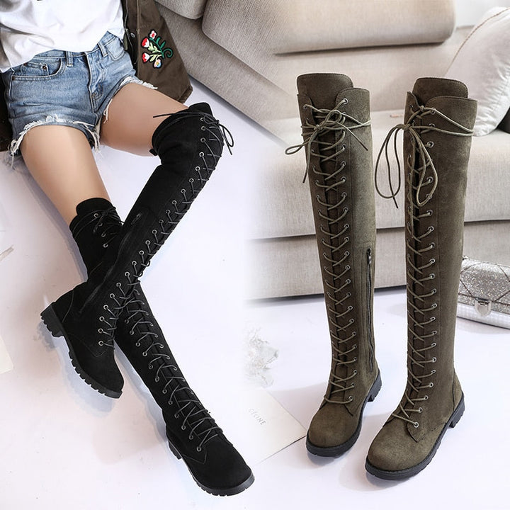 Model draagt trendy dames knielaarzen met plateauzool. Stoere, comfortabele laarzen voor herfstmode.
