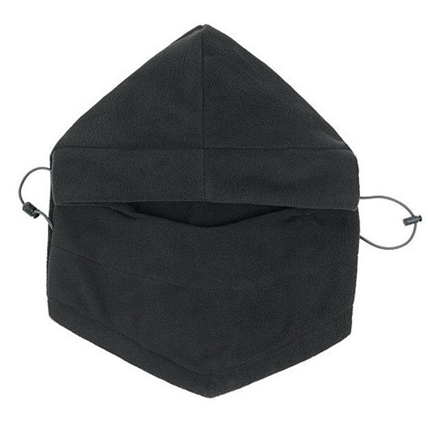 Model draagt een zwarte fleece balaclava voor complete gezichtsbescherming tegen kou en wind tijdens wintersport.