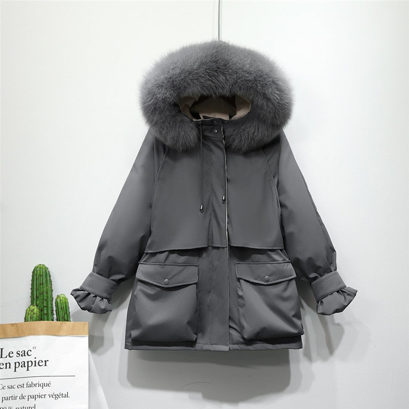 Comfortabele beige thermische damesjas, stijlvol en warm voor de winter. Damesmode.
