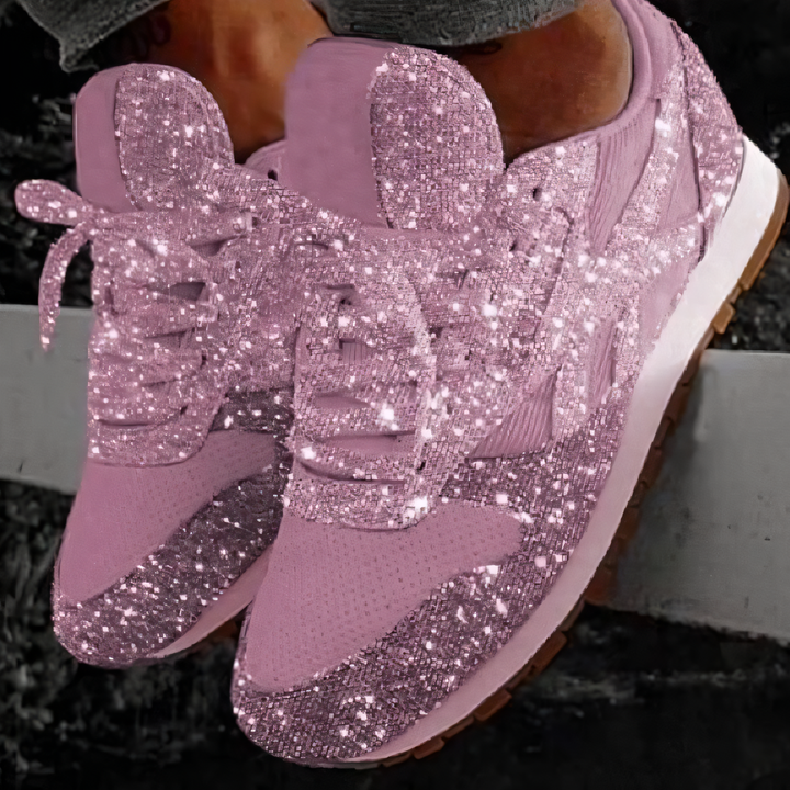 Trendy dames glitter chunky sneakers aan voeten, perfecte aanvulling op elke moderne outfit.