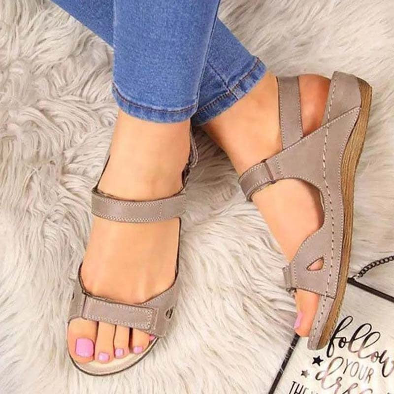 Ondersteunende dames sandalen met verstelbare bandjes, essentieel voor zomercollectie en damesmode.