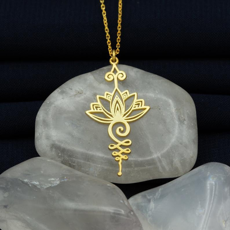 Elegante goudkleurige damesketting met gedetailleerde lotus hanger. Perfect vrouwelijk sieraad accessoire.